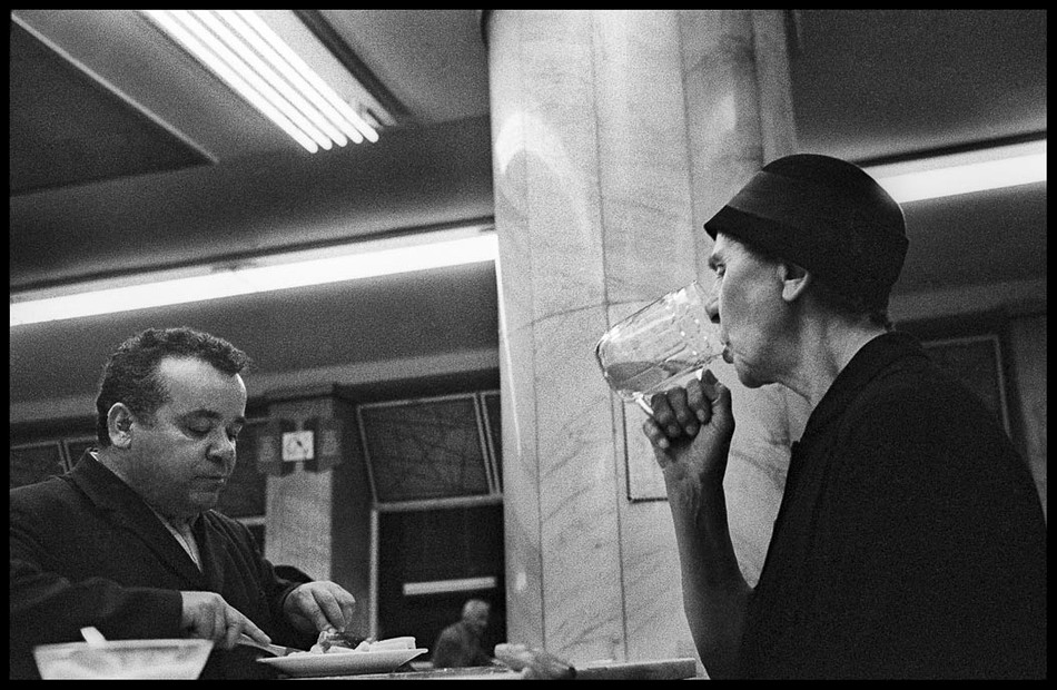 Bufet Koruna - Paní pije pivo (Praha, Václavském náměstí, 1972)
