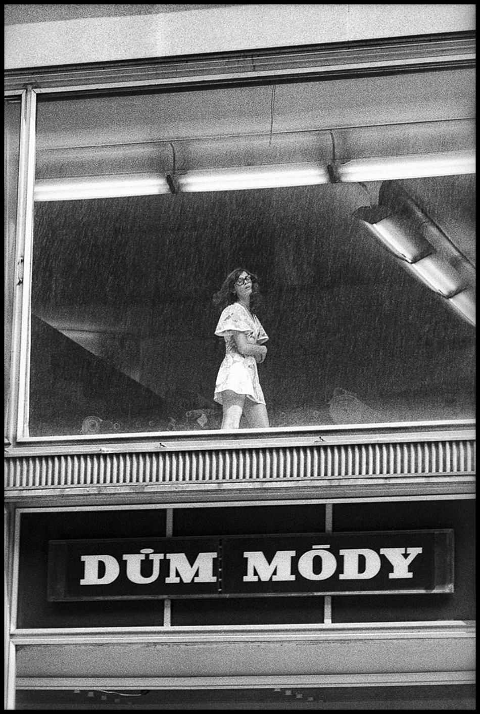 Prodavačka z Domu módy (Praha, Václavského náměstí, 1975)