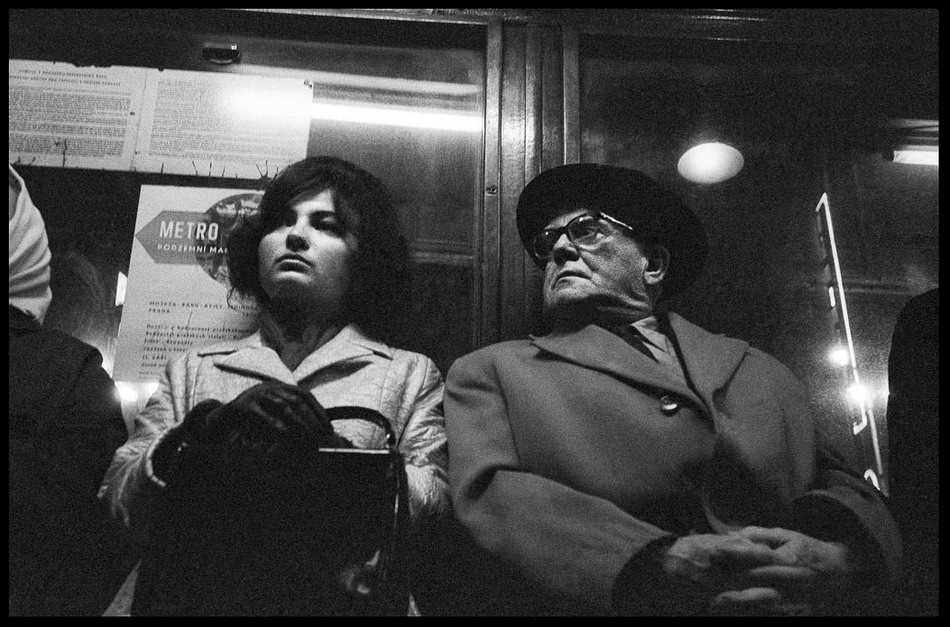 Ve staré dřevěné tramvaji (Praha, 1970)