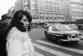 Slečna a Tatra 603 - (Praha, Ulice 28. října, 1972)
